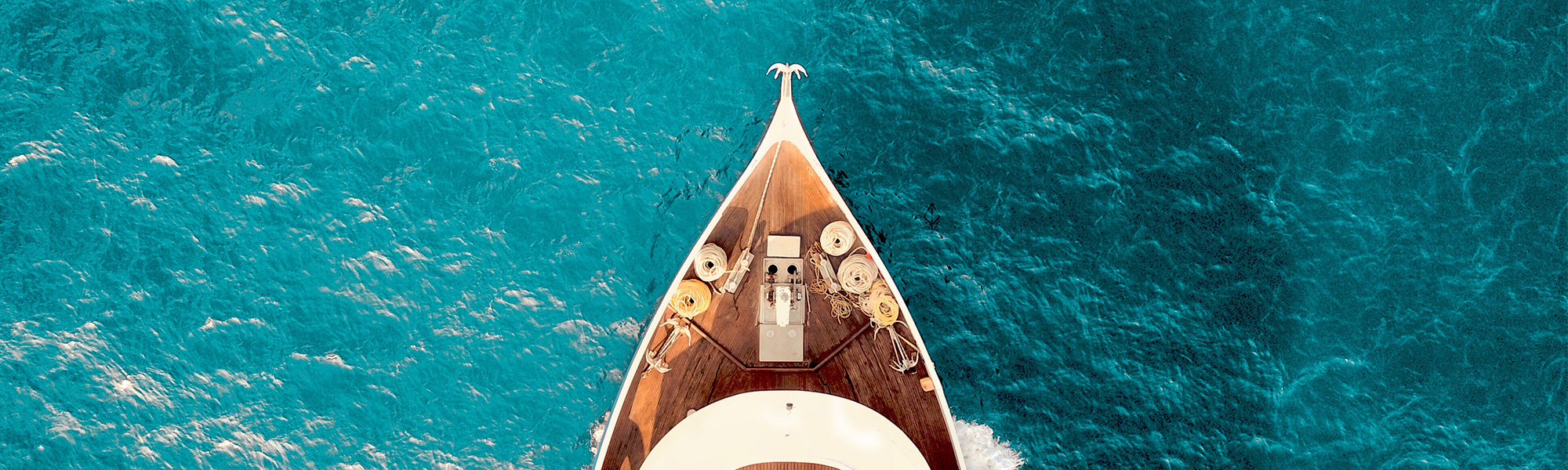 Segelboot auf dem Meer von oben