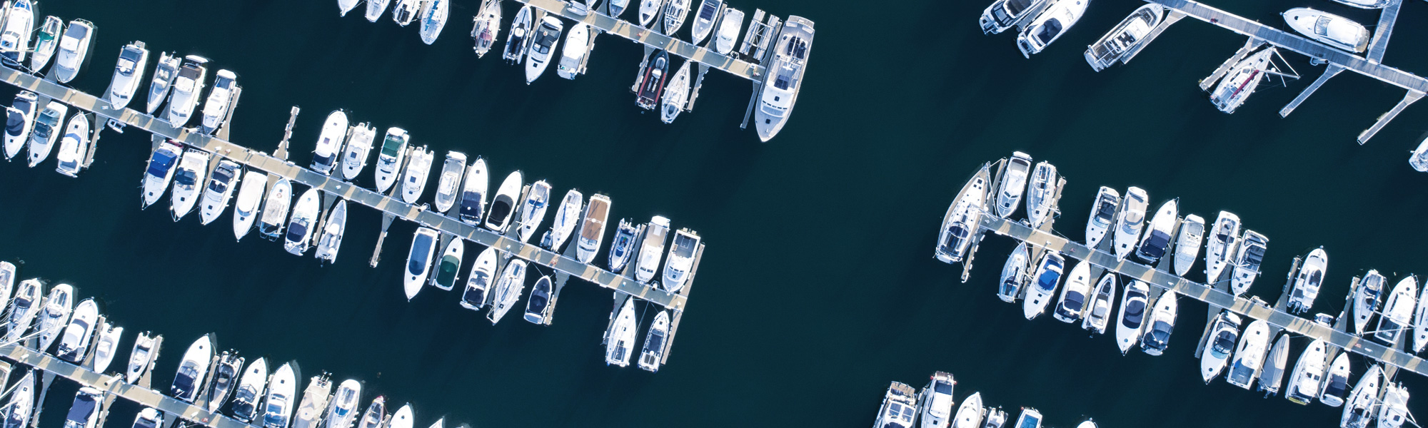 mehrere Boote an einem Hafen