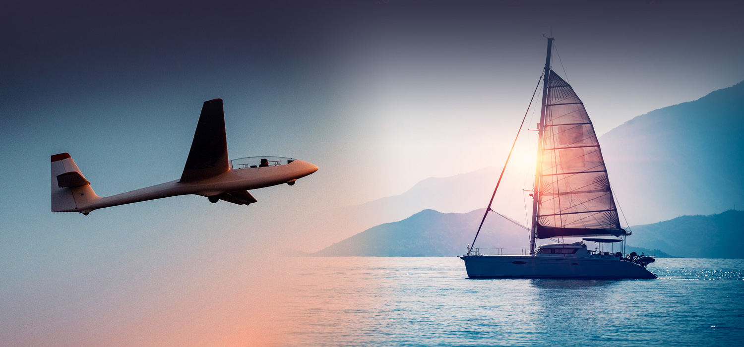 Flugzeug und Segelboot auf einem Bild am Meer