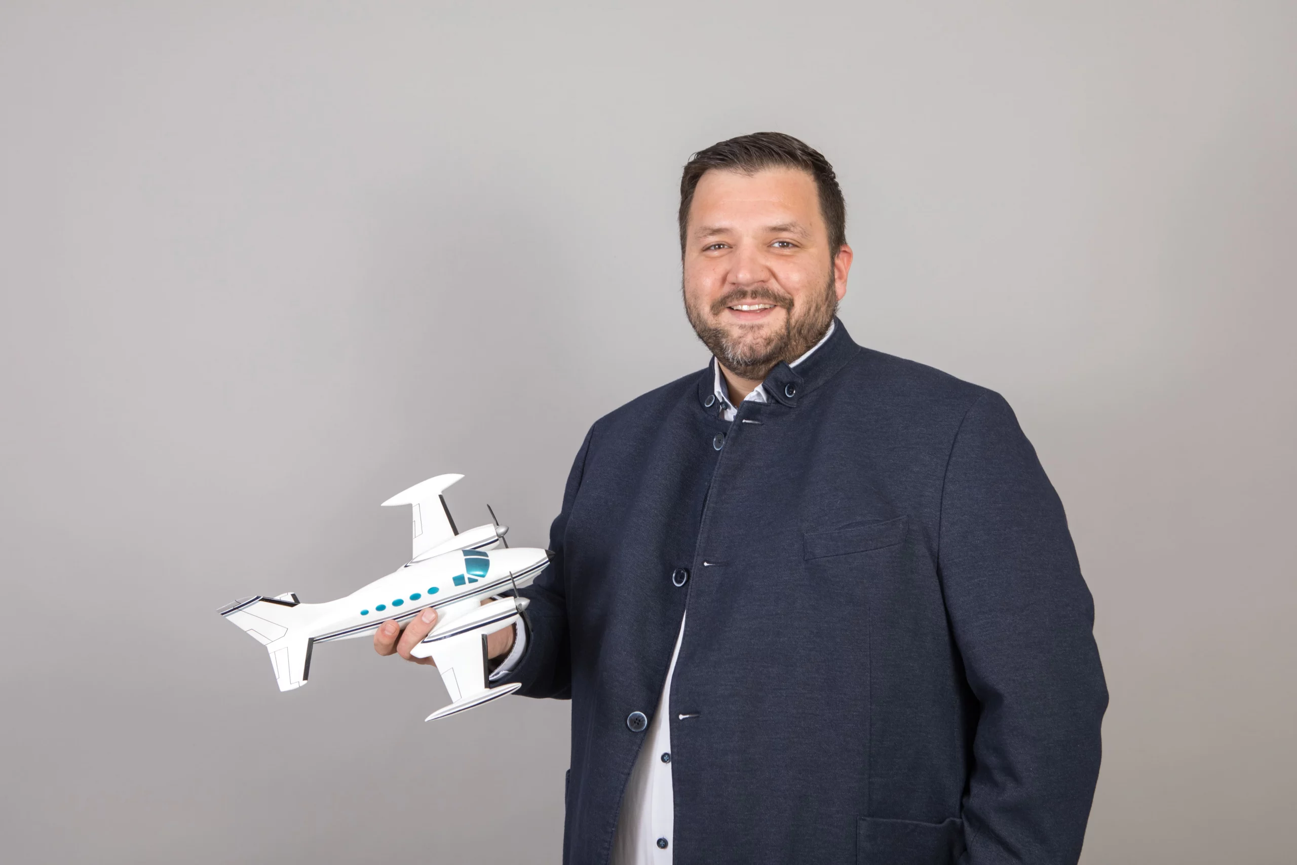 ASCAIR625-0936 Maximilian Gärtner, Geschäftsführer von ASCAIR IFS mit Modellflugzeug