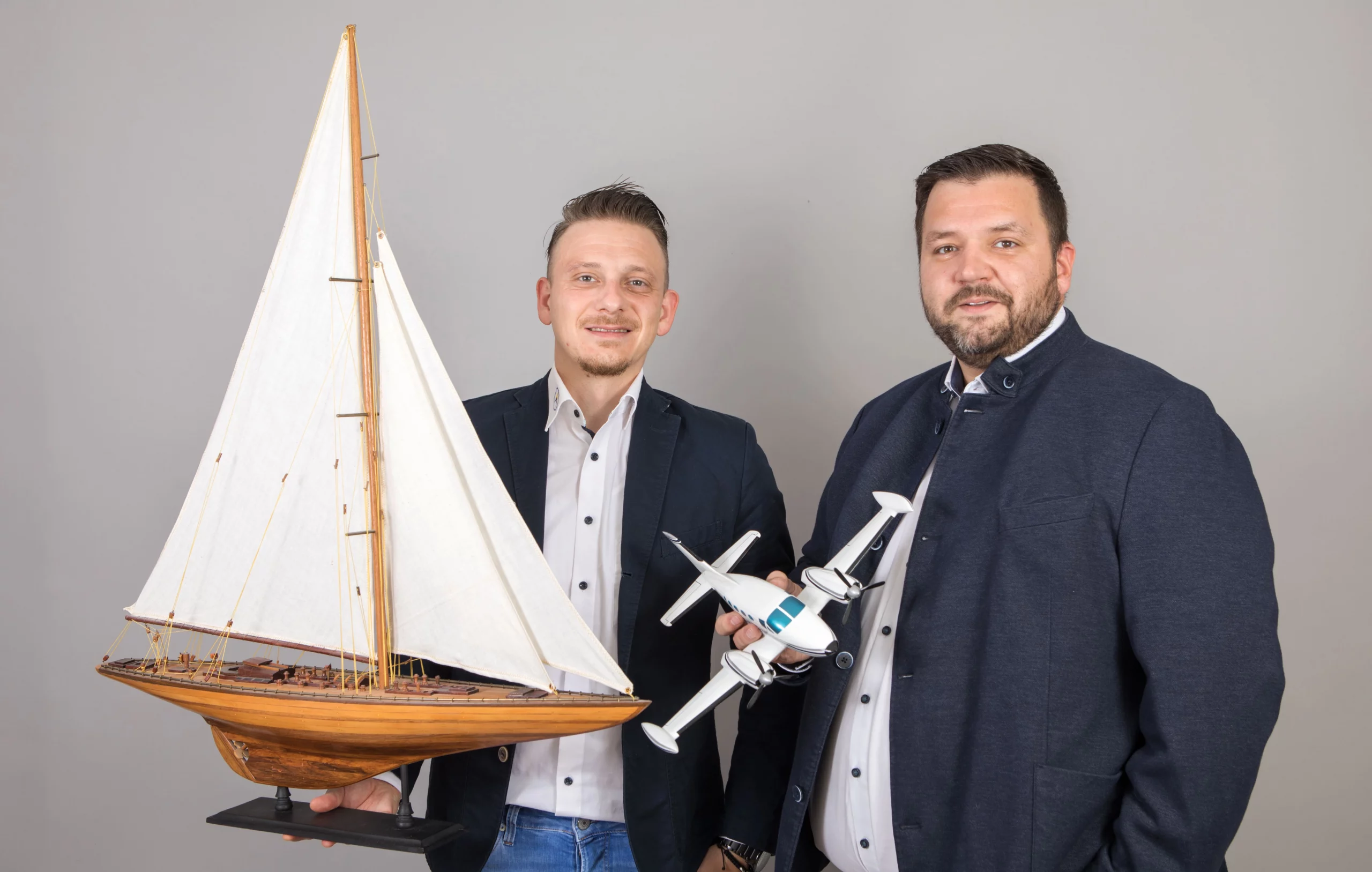 Kollegen mit Boot- und Flugzeugmodell